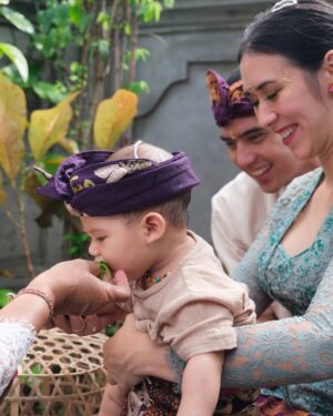 Westny Dj Instagram - AshkiaLo...Ne cening jani mesapuh-sapuh, apang ilang dakin liman ceninge, apang kedas cening ngisiang urip 🙏🏻

" agar segala kekotoran di tangan Sang Anak hilang, sehingga diharapkan bisa memegang kehidupan dengan tangan bersih."🙏🏻

We are so proud to have you KiaLo.. another powerful boy in our life❤️ that cute smile stays remain forever🥹

📸 : @rizkiiigs @dclsprojects @deachessals 
Baju kokoh : @ria.atelier 

#otonan #6bln #upacara #ceremony #boy #tradisibali