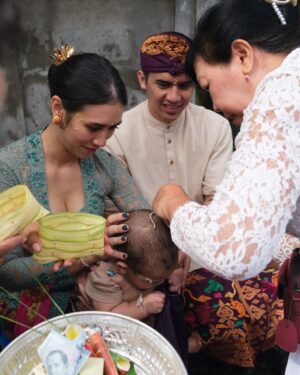 Westny Dj Instagram - AshkiaLo...Ne cening jani mesapuh-sapuh, apang ilang dakin liman ceninge, apang kedas cening ngisiang urip 🙏🏻

" agar segala kekotoran di tangan Sang Anak hilang, sehingga diharapkan bisa memegang kehidupan dengan tangan bersih."🙏🏻

We are so proud to have you KiaLo.. another powerful boy in our life❤️ that cute smile stays remain forever🥹

📸 : @rizkiiigs @dclsprojects @deachessals 
Baju kokoh : @ria.atelier 

#otonan #6bln #upacara #ceremony #boy #tradisibali