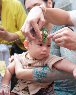 Westny Dj Instagram - AshkiaLo...Ne cening jani mesapuh-sapuh, apang ilang dakin liman ceninge, apang kedas cening ngisiang urip 🙏🏻

" agar segala kekotoran di tangan Sang Anak hilang, sehingga diharapkan bisa memegang kehidupan dengan tangan bersih."🙏🏻

We are so proud to have you KiaLo.. another powerful boy in our life❤️ that cute smile stays remain forever🥹

📸 : @rizkiiigs @dclsprojects @deachessals 
Baju kokoh : @ria.atelier 

#otonan #6bln #upacara #ceremony #boy #tradisibali