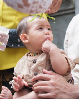 Westny Dj Instagram - AshkiaLo...Ne cening jani mesapuh-sapuh, apang ilang dakin liman ceninge, apang kedas cening ngisiang urip 🙏🏻

" agar segala kekotoran di tangan Sang Anak hilang, sehingga diharapkan bisa memegang kehidupan dengan tangan bersih."🙏🏻

We are so proud to have you KiaLo.. another powerful boy in our life❤️ that cute smile stays remain forever🥹

📸 : @rizkiiigs @dclsprojects @deachessals 
Baju kokoh : @ria.atelier 

#otonan #6bln #upacara #ceremony #boy #tradisibali