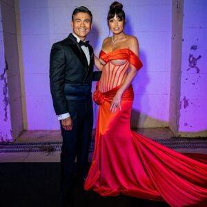 Yamila Reyna Instagram - Gala de viña 2025
Luciéndome con este morenazo hermoso, 
Que lindo es caminar de tu mano @americooficial ♥️