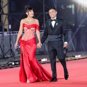 Yamila Reyna Instagram - Gala de viña 2025
Luciéndome con este morenazo hermoso, 
Que lindo es caminar de tu mano @americooficial ♥️