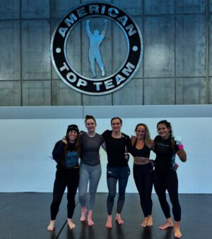 Yana Santos Instagram - Friday morning BJJ with the @americantopteam women’s team ⚔️♠️🖤