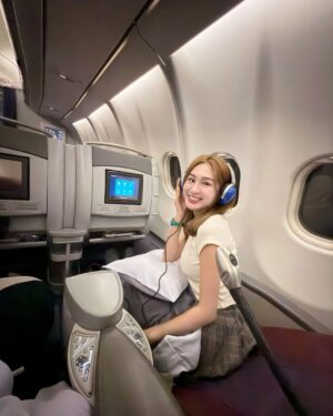 Yang Guang Ke Le Instagram - 第一次半夜✈️台湾❤️
在空中看到日出🌅真美🥰😍

#感觉幸福满满 #开启一直吃模式