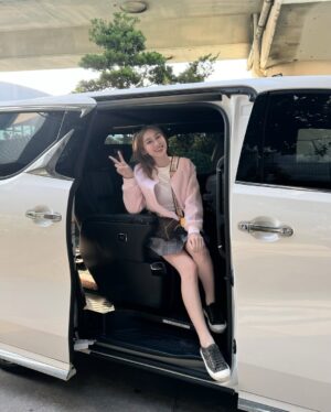Yang Guang Ke Le Instagram - 第一次半夜✈️台湾❤️
在空中看到日出🌅真美🥰😍

#感觉幸福满满 #开启一直吃模式