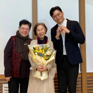 Yang Hee-eun Instagram - 손숙선생님 모시고
지난 날 이야기를 들었다.
그때는 쌤도 힘든 나날을
지날 때여서,애청자들 사연이
거꾸로 위로와 힘이 되셨단다.
그리고 아주 재미난
모발이식 의사쌤 덕에 많이도 웃었다.
2월 첫 주의 #여성시대
초대손님들!!
#손숙 #양희은 #김일중
#MBC여성시대