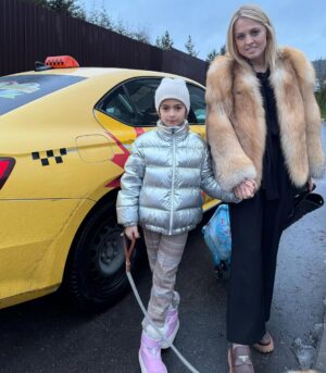 Yanina Studilina Instagram - А как проходят ваши выходные ?
Утром репетиции в театре Сатиры , днем каток с Анечкой ☺️

🚕 ну и стабильно выручает @yandex.go #яндексgo_сдетьми 
#тарифдетский