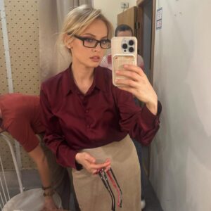 Yanina Studilina Instagram - Встречаю «День Всех Влюбленных» на сцене театра Сатиры ❤️ репетирую премьеру «Старушка в Подарок» 🙋‍♀️ помогите выбрать очки для моей героини Ксении 1,2,3 или 4? 

Премьера 18,19 февраля. Но билетов уже нет на февраль и на март заканчиваются ! Жду вас очень 🎭

#театрсатиры #сатира #премьераспектакля #старушкавподарок #янинастудилина