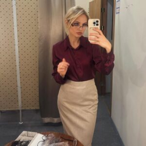 Yanina Studilina Instagram - Встречаю «День Всех Влюбленных» на сцене театра Сатиры ❤️ репетирую премьеру «Старушка в Подарок» 🙋‍♀️ помогите выбрать очки для моей героини Ксении 1,2,3 или 4? 

Премьера 18,19 февраля. Но билетов уже нет на февраль и на март заканчиваются ! Жду вас очень 🎭

#театрсатиры #сатира #премьераспектакля #старушкавподарок #янинастудилина