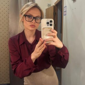 Yanina Studilina Instagram - Встречаю «День Всех Влюбленных» на сцене театра Сатиры ❤️ репетирую премьеру «Старушка в Подарок» 🙋‍♀️ помогите выбрать очки для моей героини Ксении 1,2,3 или 4? 

Премьера 18,19 февраля. Но билетов уже нет на февраль и на март заканчиваются ! Жду вас очень 🎭

#театрсатиры #сатира #премьераспектакля #старушкавподарок #янинастудилина