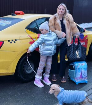 Yanina Studilina Instagram - А как проходят ваши выходные ?
Утром репетиции в театре Сатиры , днем каток с Анечкой ☺️

🚕 ну и стабильно выручает @yandex.go #яндексgo_сдетьми 
#тарифдетский