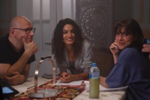 Yara Azmy Instagram - الفيلم ده هيفضل ليه مكانه خاصة في قلبي علشان حقيقي استمتعت بكل لحظة بالشغل فيه… ده غير ان كنت بجد محظوظة ان اشتغل مع ناس روحها حلوة كده 🤍 

#BTS  من فيلم دراكورع

Now in cinemas