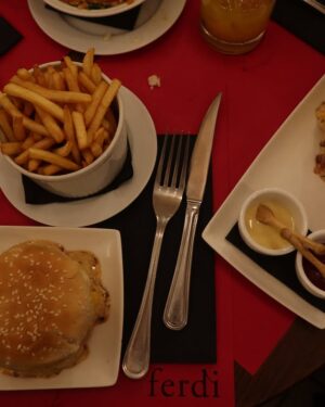 Yasmin Erbil Instagram - 🍔🍴