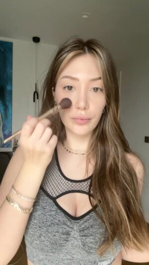 Yasmin Erbil Instagram - “ona göre” dediğim yere güldüm biraz😂hadi çıktım 👋🏽