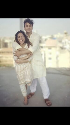 Yasra Rizvi Instagram - Ik vi hanju aaya na 😂 Happy 8th @abd_ul_hadii 🥂 You good?

#yasrarizvi #abdulhadi