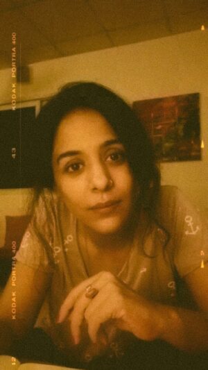 Yasra Rizvi Instagram - Adhoori Kahani ki video mili mujhe gallery mein and while watching it I realised that poetry is my favorite state of existence aur main kitna zyada miss ker rahi hoon iss waali Yasra ko lekin pata nahi kyun jo jitni zor se chaahiye hota hai woh utna hi baahar chala jaata hai dastaras se ... waapis aa jao shayari tumhaari bohat zaroorat hai ❤❤❤

#adhoorikahani #ghazam #yasrarizvi