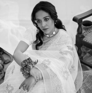 Yasra Rizvi Instagram - Shadeed nahi hai tou nahi chaahiye :)

👗 @amk.libaas
Photographs: @mohsinkhawarphotography
Creative & Art Direction: @designstudioamk 
Makeup & Hair: @makeupbymahamgull
PR: @alchemistspk

#yasrarizvi #mohsinkhawarphotography #amklibaas #photographer #actor #director #writer #covershoot #alchemistspk