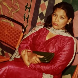 Yasra Rizvi Instagram - This is where I get the stare from :) my resting face is purely DNA I can not be held accountable for any damages it may cause and the manufacturers have closed shop so there is no helpline. If you must look at me do it at your own risk :)

#shahnaztatari #yasrarizvi