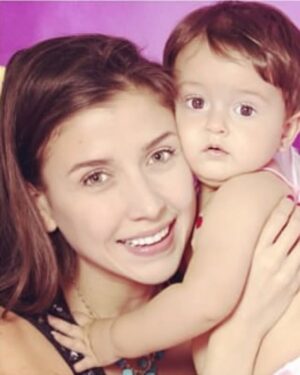 Yelena Maciel Instagram - Mimi 💖
Princesita hermosa! 
Hace 12 años me cambiaste la vida… me diste un súper poder (las madres saben de que hablo 😉)
Siempre digo que cuando te pusieron en mis brazos por primera vez y me viste con esos ojitos que son mi mundo, para mí, fue ver el amor de Dios por primera vez directo a los ojos, entender el sentido de tantas cosas…  Definitivamente sé que tú eres mi misión más grande en la vida y lo que ha significado ser tu mamá me ha enseñado sin duda lo infinito que es el poder del más puro amor. 
Nuestra historia ha sido definitivamente fuera de serie y eso nos ha hecho tan unidas que a veces me quedo sin palabras para expresarle a Dios en mi corazón el agradecimiento por tenerte y por lo increíble que es cada uno de nuestros días y como vivimos cada experiencia desde la más sencilla hasta el reto más grande de la mano.
Hoy te miro y no puedo evitar emocionarme al máximo al ver a mi niñita que aún conserva esa pureza de corazón y esa mirada que cree en la magia de la vida (mirada que siempre cuidaré para que siempre siga creyendo) pero a la vez contemplar como te estás convirtiendo en una niña ya mucho más grande tan fuerte, con un carácter tan definido, tan determinada, tan clara de lo que quiere, tan sensible, una niña que ama y defiende hasta el final la justicia y que da todo por los seres que están en su corazón, amo tu amor infinito por los animales, amo ese corazón noble y justo, amo que no tienes malicia y pido a Dios me guíe para conservarte siempre así. 
Como tu mamá seguiré guiando cada uno de tus pasos de la mano de Dios, pero hoy en tu cumpleaños quiero darte las gracias por todo lo que me enseñas y me regalas cada día desde que abres esos ojitos hermosos y me llenas de luz. 
Podría escribir horas todo lo que eres para mí pero… hay que celebrar así que solo diré, sonríe y disfruta al máximo hoy que lo mereces amor de mi vida.
Te amo infinito y de la mano de Dios y los angeles. ❤️❤️❤️❤️❤️👑👑❤️❤️❤️❤️❤️
P.D: Como de costumbre te publico algo por acá un día después porque el día de tu cumpleaños siempre estoy viviéndolo al máximo como vives la vida tú 🥰