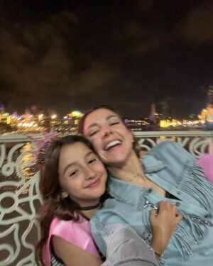 Yelena Maciel Instagram - Mimi 💖
Princesita hermosa! 
Hace 12 años me cambiaste la vida… me diste un súper poder (las madres saben de que hablo 😉)
Siempre digo que cuando te pusieron en mis brazos por primera vez y me viste con esos ojitos que son mi mundo, para mí, fue ver el amor de Dios por primera vez directo a los ojos, entender el sentido de tantas cosas…  Definitivamente sé que tú eres mi misión más grande en la vida y lo que ha significado ser tu mamá me ha enseñado sin duda lo infinito que es el poder del más puro amor. 
Nuestra historia ha sido definitivamente fuera de serie y eso nos ha hecho tan unidas que a veces me quedo sin palabras para expresarle a Dios en mi corazón el agradecimiento por tenerte y por lo increíble que es cada uno de nuestros días y como vivimos cada experiencia desde la más sencilla hasta el reto más grande de la mano.
Hoy te miro y no puedo evitar emocionarme al máximo al ver a mi niñita que aún conserva esa pureza de corazón y esa mirada que cree en la magia de la vida (mirada que siempre cuidaré para que siempre siga creyendo) pero a la vez contemplar como te estás convirtiendo en una niña ya mucho más grande tan fuerte, con un carácter tan definido, tan determinada, tan clara de lo que quiere, tan sensible, una niña que ama y defiende hasta el final la justicia y que da todo por los seres que están en su corazón, amo tu amor infinito por los animales, amo ese corazón noble y justo, amo que no tienes malicia y pido a Dios me guíe para conservarte siempre así. 
Como tu mamá seguiré guiando cada uno de tus pasos de la mano de Dios, pero hoy en tu cumpleaños quiero darte las gracias por todo lo que me enseñas y me regalas cada día desde que abres esos ojitos hermosos y me llenas de luz. 
Podría escribir horas todo lo que eres para mí pero… hay que celebrar así que solo diré, sonríe y disfruta al máximo hoy que lo mereces amor de mi vida.
Te amo infinito y de la mano de Dios y los angeles. ❤️❤️❤️❤️❤️👑👑❤️❤️❤️❤️❤️
P.D: Como de costumbre te publico algo por acá un día después porque el día de tu cumpleaños siempre estoy viviéndolo al máximo como vives la vida tú 🥰