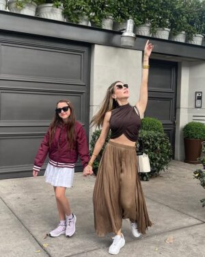 Yelena Maciel Instagram - Caminar de tu mano y guiar tus pasos sin darme cuenta de cuánto tú guías también los míos…!
💖
FELIZ DÍA DE LAS MADRES A TODAS ESAS MUJERES QUE ENTENDEMOS LA MISIÓN TAN MÁGICA QUE ES ESTA . En especial a mi súper madre 😍 y mis increíbles abuelas! 
.
#diadelasmadres #felizdiadelamadre
