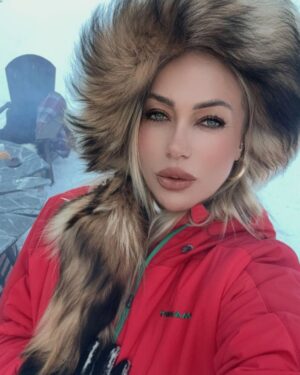 Yeliz Yeşilmen Instagram - En sevdiğiniz dahi olsa hayatınızdaki insanlara sınır belirleyin. Bu sınırları belirlemedikçe insanların taleplerinin esiri olursunuz. Çünkü insan hep talep eder. Başkaları için yaşamaktan vazgeçtiğinizde kendiniz için yaşadığınızın farkına varırsınız. evet, samimiyet güzel ama mahremiyet de öyle. Ve tabii ki akıl sağlığı da öyle. Ruh sağlığınızı ve kalbinizi koruyun, çünkü kimse sizin yerinize bekçilinizi  yapmayacak. Bir peynirin hikayesi var resimlerde gezi  sayfamda detaylar var peynir deyip geçmeyin.#yelizyeşilmen #kars #travel #fyp #insrgram #öneçıkar #keşfetteyiz #instgood #karspeynirmüzesi  @cocuklugezginyelo