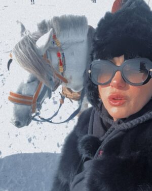 Yeliz Yeşilmen Instagram - Keşif sonsuza kadar nefes aldıkça keşif aşk sonsuza kadar hissettikçe gerçek aşk aile sonsuza kadar mutlu aile benim için bunlar en önemli duygular evet bu kars gezisi gerçekten ruhuma bedenime o kadar iyi geldi ki detayları gezi sayfamda paylaşacağım.#kars #çıldırgölü #yelizyeşilmen ##kesfet #öneçıkar #travel #fyp #instagram