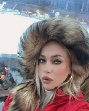 Yeliz Yeşilmen Instagram - En sevdiğiniz dahi olsa hayatınızdaki insanlara sınır belirleyin. Bu sınırları belirlemedikçe insanların taleplerinin esiri olursunuz. Çünkü insan hep talep eder. Başkaları için yaşamaktan vazgeçtiğinizde kendiniz için yaşadığınızın farkına varırsınız. evet, samimiyet güzel ama mahremiyet de öyle. Ve tabii ki akıl sağlığı da öyle. Ruh sağlığınızı ve kalbinizi koruyun, çünkü kimse sizin yerinize bekçilinizi  yapmayacak. Bir peynirin hikayesi var resimlerde gezi  sayfamda detaylar var peynir deyip geçmeyin.#yelizyeşilmen #kars #travel #fyp #insrgram #öneçıkar #keşfetteyiz #instgood #karspeynirmüzesi  @cocuklugezginyelo