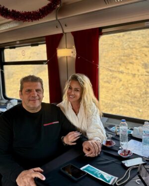 Yeliz Yeşilmen Instagram - Sevgili Instagram ailem gerçekten muhteşem bir tren deneyimi yaşadım aslında çocukluğumda çokça tren tren seyahatim olmuştu bu küçücük odalarda iki gün geçirmek insanları birbirine çok daha yaklaştırıyor yani insanoğlu 1000 metre karelik dört katlı evde de yaşıyor ama bir bakıyorsun 1 metre karelik minicik bir odada yaşayabiliyor önemli olan huzur sevgi saygı bu tren seyahatin benim ailemi daha da yakınlaştırdı bizim için gerçekten inanılmaz güzel bir tecrübe oldu maceralarımı gizli sayfamda ve burada paylaşacağım detayları da paylaşacağım. İş güç okul hırs mücadele ederken belki aile üyeleri birbirinden kopuyor ama iki gün 1 metre²’nin içerisinde hep birlikte kalmak gerçekten insanları birbirine yaklaştırıyor. biz de çok kıymetli dostlarımızla inanılmaz güzel bir deneyim yaşadık evet okul var iş var hayat devam ediyor ama bazen hayatı bir mola vermek lazım .#doguekspresi #trenlekeşfediyorum #tcddtaşımacılık #yelizyeşilmen #çocuklugezginyelo #türkiyeyüzyılı #türkiyehızlanıyor #travelphotography #kesfet #öneçıkar @uabakanligi @tckulturturizm