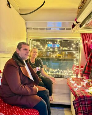Yeliz Yeşilmen Instagram - Sevgili Instagram ailem gerçekten muhteşem bir tren deneyimi yaşadım aslında çocukluğumda çokça tren tren seyahatim olmuştu bu küçücük odalarda iki gün geçirmek insanları birbirine çok daha yaklaştırıyor yani insanoğlu 1000 metre karelik dört katlı evde de yaşıyor ama bir bakıyorsun 1 metre karelik minicik bir odada yaşayabiliyor önemli olan huzur sevgi saygı bu tren seyahatin benim ailemi daha da yakınlaştırdı bizim için gerçekten inanılmaz güzel bir tecrübe oldu maceralarımı gizli sayfamda ve burada paylaşacağım detayları da paylaşacağım. İş güç okul hırs mücadele ederken belki aile üyeleri birbirinden kopuyor ama iki gün 1 metre²’nin içerisinde hep birlikte kalmak gerçekten insanları birbirine yaklaştırıyor. biz de çok kıymetli dostlarımızla inanılmaz güzel bir deneyim yaşadık evet okul var iş var hayat devam ediyor ama bazen hayatı bir mola vermek lazım .#doguekspresi #trenlekeşfediyorum #tcddtaşımacılık #yelizyeşilmen #çocuklugezginyelo #türkiyeyüzyılı #türkiyehızlanıyor #travelphotography #kesfet #öneçıkar @uabakanligi @tckulturturizm