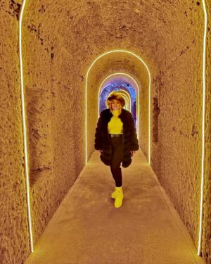 Yeliz Yeşilmen Instagram - En sevdiğiniz dahi olsa hayatınızdaki insanlara sınır belirleyin. Bu sınırları belirlemedikçe insanların taleplerinin esiri olursunuz. Çünkü insan hep talep eder. Başkaları için yaşamaktan vazgeçtiğinizde kendiniz için yaşadığınızın farkına varırsınız. evet, samimiyet güzel ama mahremiyet de öyle. Ve tabii ki akıl sağlığı da öyle. Ruh sağlığınızı ve kalbinizi koruyun, çünkü kimse sizin yerinize bekçilinizi  yapmayacak. Bir peynirin hikayesi var resimlerde gezi  sayfamda detaylar var peynir deyip geçmeyin.#yelizyeşilmen #kars #travel #fyp #insrgram #öneçıkar #keşfetteyiz #instgood #karspeynirmüzesi  @cocuklugezginyelo