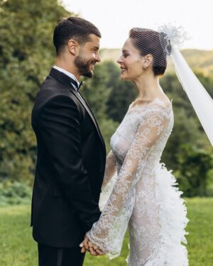 Yildiz Cagri Atiksoy Instagram - Çünkü Sen .. hayallerimi gerçekleştiren Adam .. Benim hep böyle gözümün içine baktığın için, bu kadar güzel sevdiğin için ve bu Dünya’da ki en kıymetli hediyeyi Aşk’ı her gün yaşattığın için teşekkür ederim. Tek dileğim .. ömrümüzce ‘Evet’lerimizin arkasında durmayı ve beraber yaşlanmayı Allah’ım bize nasip etsin 🙏🏻 Elimi tuttuğun ilk gün, bu ellerin ayrılmasına izin vermeyeceğini söylemiştin. İyi ki vermemişsin.. Seni çok seviyorum 🤍 Rabbim her zaman bizimleydi.. sonsuz şükür 🧿