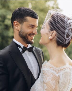Yildiz Cagri Atiksoy Instagram - Çünkü Sen .. hayallerimi gerçekleştiren Adam .. Benim hep böyle gözümün içine baktığın için, bu kadar güzel sevdiğin için ve bu Dünya’da ki en kıymetli hediyeyi Aşk’ı her gün yaşattığın için teşekkür ederim. Tek dileğim .. ömrümüzce ‘Evet’lerimizin arkasında durmayı ve beraber yaşlanmayı Allah’ım bize nasip etsin 🙏🏻 Elimi tuttuğun ilk gün, bu ellerin ayrılmasına izin vermeyeceğini söylemiştin. İyi ki vermemişsin.. Seni çok seviyorum 🤍 Rabbim her zaman bizimleydi.. sonsuz şükür 🧿