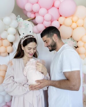Yildiz Cagri Atiksoy Instagram - 21 Mayıs 2024 .. hayatımın en korkunç günü olarak başlayıp, en mucizevi gününe dönüşerek tarihime kazınmıştır. Yolculuğumuza dahil ettiğimiz İnsanların önemini birkez daha hatırlattı hayat bize. Önce her zaman Rabbim’e sonsuz şükür 🙏🏻 sonra da Mira Milena’mızı sağ salim kucağımıza almamızı sağlayan başta Canımız Doktorumuz Rıza Madazlı ve ekibine hayat boyu minnettar olacağım. Kızçem aramıza biraz bizi korkutarak biraz da aceleci davranarak katılmak istedi. Annesi gibi sabırsız çıktı 😂🤷🏻‍♀️ 
Şükürler olsun ki hikayemiz mutlu bitti. O yüzden sonraki 21 Mayıs’lar benim için sadece mutluluğun, aşkın, mucizenin, tarifsiz duygularımın adı olacak. 
Dünyamıza hoş geldin Miloş’um 🤍 
İsmini kendin seçtin, İsminle geldin, İsminle yaşa Milena .. 
#MiraMilenaOktay 🧿 

Dualarını, dileklerini ileten herkese sonsuz teşekkürler .. 🙏🏻
