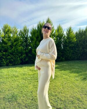 Yildiz Cagri Atiksoy Instagram - Yolu yarıladık kızçem 🥹🧿
Allah’ıma şükürler olsun 🙏🏻 
Tek temennim sağlıkla ve vakti geldiğinde seni kucağıma alabilmek 🤍 
Dualarınıza her zaman ihtiyacımız var 🌸🧿 şimdiden çok teşekkür ederiz 🥰
Babamızın gözünden Biz .. 📸 @brkokty23 🤍