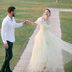 Yildiz Cagri Atiksoy Instagram - Canım tuvana_buyukcinar maisona46 
bana, kendimi prenses gibi hissettirdiğiniz için teşekkür ederim .. elbisemle aşk yaşadım 💛
Styling / canım ibrahimduman.id 💫🧿