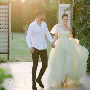 Yildiz Cagri Atiksoy Instagram - Canım tuvana_buyukcinar maisona46 
bana, kendimi prenses gibi hissettirdiğiniz için teşekkür ederim .. elbisemle aşk yaşadım 💛
Styling / canım ibrahimduman.id 💫🧿