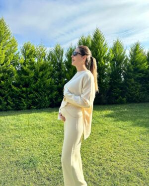 Yildiz Cagri Atiksoy Instagram - Yolu yarıladık kızçem 🥹🧿
Allah’ıma şükürler olsun 🙏🏻 
Tek temennim sağlıkla ve vakti geldiğinde seni kucağıma alabilmek 🤍 
Dualarınıza her zaman ihtiyacımız var 🌸🧿 şimdiden çok teşekkür ederiz 🥰
Babamızın gözünden Biz .. 📸 @brkokty23 🤍