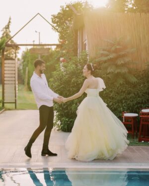 Yildiz Cagri Atiksoy Instagram - Sadece 1 yıl mı ? 🤔
Dünyevi zaman için kabul edilebilir, aksi halde inanmam mümkün değil. Ruh gerçeği bilir 😉 Bizim zamanımızda niceleri geçti, niceleri gelecek 🙏🏻 ilk günden beri yüzündeki şu değişmeyen ifade için.. 🤍 iyi ki sevgilim 
🌬️🪐 #thefunisjustbeginning 
Hele son fotoğrafta testiyi gördüğündeki yüz ifaden 🫠🫠

Memleketine aşık bir İzmirli olarak tabi ki 9 Eylül de Evet diyecektim 🥳