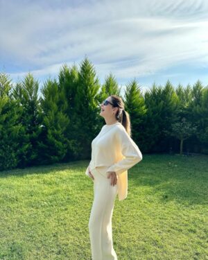 Yildiz Cagri Atiksoy Instagram - Yolu yarıladık kızçem 🥹🧿
Allah’ıma şükürler olsun 🙏🏻 
Tek temennim sağlıkla ve vakti geldiğinde seni kucağıma alabilmek 🤍 
Dualarınıza her zaman ihtiyacımız var 🌸🧿 şimdiden çok teşekkür ederiz 🥰
Babamızın gözünden Biz .. 📸 @brkokty23 🤍