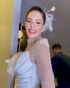 Yildiz Cagri Atiksoy Instagram - Canım burak_bayraktaroglu sana ne kadar teşekkür etsem az , kısacık sürede bu kadar güzelini yaratamazsın 🤩 ve provasız 👏🏼 vizyonuna, tasarımlarına hayran olduğum İnsan .. iyi ki sen 🌸 after elbiseme aşık olma sebebimsin 💫 reklam oldu tabii