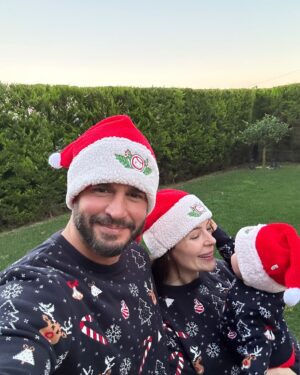 Yildiz Cagri Atiksoy Instagram - Ninniler eşliğinde yeni yıl’a girmek ..ne pahabiçilemez bir ‘an’mış 🥹🙏🏻 Kızımızın ilk yeni yıl’ı en kıymetli anımız olarak hikayemize eklendi. Allah’ım dua’mı biliyorsun 🙏🏻 Miloşumuzun bizim yaşlarımıza geldiği yıllara da sağlıkla şahit olabilmemizi diliyorum 💫🎉🤍🧑‍🧑‍🧒🪐🧿
 
Başta her zaman sağlık 🙏🏻 bilinç, şefkat, anlayış, hepimizin birbirini sevgiyle dinlediği ve kabul ettiği, can’a , doğaya merhametle yaklaştığımız , bolluk bereketin aktığı , mucizelere tanıklık edeceğimiz, güzel dileyenin güzelliklerle dualarının kabul olduğu, bütüne iyilikle hizmet eden ruhların çoğaldığı, farkındalıklarımızın kendimize ve yaşama dair arttığı, hep bir ağızdan barış’ı haykırdığımız ve yaşadığımız bir yıl olsun. ✨✨✨
#2025 kötülüklerin sonu olsun. 
🌎🙏🏻🎄❤️🎁🎈