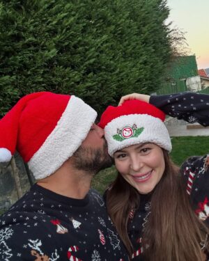 Yildiz Cagri Atiksoy Instagram - Ninniler eşliğinde yeni yıl’a girmek ..ne pahabiçilemez bir ‘an’mış 🥹🙏🏻 Kızımızın ilk yeni yıl’ı en kıymetli anımız olarak hikayemize eklendi. Allah’ım dua’mı biliyorsun 🙏🏻 Miloşumuzun bizim yaşlarımıza geldiği yıllara da sağlıkla şahit olabilmemizi diliyorum 💫🎉🤍🧑‍🧑‍🧒🪐🧿
 
Başta her zaman sağlık 🙏🏻 bilinç, şefkat, anlayış, hepimizin birbirini sevgiyle dinlediği ve kabul ettiği, can’a , doğaya merhametle yaklaştığımız , bolluk bereketin aktığı , mucizelere tanıklık edeceğimiz, güzel dileyenin güzelliklerle dualarının kabul olduğu, bütüne iyilikle hizmet eden ruhların çoğaldığı, farkındalıklarımızın kendimize ve yaşama dair arttığı, hep bir ağızdan barış’ı haykırdığımız ve yaşadığımız bir yıl olsun. ✨✨✨
#2025 kötülüklerin sonu olsun. 
🌎🙏🏻🎄❤️🎁🎈