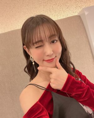 Yoko Hikasa Instagram - 🪻
ダンまちVクライマックス上映会でした！

フレイヤの心の奥底。
恋って、愛ってなんだろう？
何故こんなにも皆フレイヤを愛してくれたんだろう。
第三者目線から見たらとても嬉しいのに
フレイヤはひとつしか欲しくなかった。
私も今回は辛い感情の多いアフレコだったなあ。
松岡君が言ってた愛はそれぞれの形があって
全部正解で全部不正解って言葉、すごく好きでした。
フレイヤもまた一つの愛と恋のカタチ。

シルとして未来の日常を過ごしていく彼女に
どうか再び様々な形の愛情が降り注ぎますように。
ありがとうございました！

#ダンまち 
#フレイヤ
#シル
#ベル