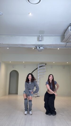 Yoon Se-a Instagram - #jisoo #earthquake
너무너무너무 좋잖아….!! 
#♥️ #흥한다
@sooyaaa__ 

너무 신이 나버렸다.
간만에…
비루한 춤사위가 미안할 뿐…!!
🤣