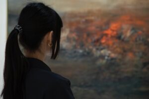 Yu Han Lien Instagram - /歷史博物館＿＿清翫雅集

一直很喜歡去歷史博物館看展覽
之前整修休館了一陣子
重新開放後
七十週年的歷史博物館室內變得更明亮了
最近去看了一個很精彩的展覽【清翫雅集】
由台灣頂尖收藏家們的收藏品聯合展出
有傳統書畫、器物、現代西畫、當代藝術等
與歷史博物館館藏的典藏範圍
融合得非常完美
展覽區域規劃和動線非常的流暢
從下午一點半看到五點半
／
在這裡看見了常玉早期的三幅畫作
和歷史博物館之前展出的常玉晚期作品色彩相比
是非常輕盈的色調從來沒看過這樣的常玉

還看到了草間彌生的南瓜
我剛好隨身攜帶我去東京草間彌生美術館買的南瓜口金包
立刻和這幅有半邊滑出去的南瓜合照
沒看過這麼活潑的南瓜
背面是無限的網還有經典的半邊南瓜結合了一點陽具系列作品感覺的形狀
都在這一幅私人收藏的草間彌生中

站在趙無極的畫前
只覺得震憾
有些許火星要竄出畫外的感覺

來到李希特抽像畫前
對每一層色彩的展現
相互交融各自展露精彩
想起之前在高雄看的展
看的是他畫的極寫實有如攝影照片的兩隻蠟燭
能同時擁有這兩種極端創作的藝術家
內心的延展性真的好寬闊

也看見了畢卡索比較少見的早期作品與典型晚期立體派的畫作
很愛的印象派雷諾瓦與莫內
還有一幅粉嫩色系的馬蒂斯
超大幅的陳澄波淡水老街
看著看著就像帶我穿越回淡水老街裡的外婆家一樣
廖繼春的野柳早晨
透著超粉紅的天空與水波好有歐洲的魔幻感
在展覽中遇見太多驚喜了
／
來到二樓
看見許多姿態有趣的雕像
大大小小的文物還有佛像
釉裡紅的可愛
木雕佛像的珍貴
水墨掛畫的許多細節
三樓是歷史博物館的常設展
四樓的餐廳可以用門票折抵四十元飲料
坐著休息一下
五樓有錢幣展
每層樓我都逛得好開心
待一整個下午
我的內心好雀躍
從小學來歷史博物館看展以來
從來沒有失望過
每次看完展心情都超好

◌◌◌◌◌◌◌◌◌◌
❑藏珍—清翫雅集卅周年慶收藏展❑
地       點｜國立歷史博物館1、2樓
展出期間｜即日起至 2025.03.23
開放時間｜週二至週日10:00-18:00 

展覽
@nmh_museum 
攝影
@_liyanjhen 
服裝
@greenlabelrelaxing.tw