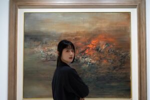 Yu Han Lien Instagram - /歷史博物館＿＿清翫雅集

一直很喜歡去歷史博物館看展覽
之前整修休館了一陣子
重新開放後
七十週年的歷史博物館室內變得更明亮了
最近去看了一個很精彩的展覽【清翫雅集】
由台灣頂尖收藏家們的收藏品聯合展出
有傳統書畫、器物、現代西畫、當代藝術等
與歷史博物館館藏的典藏範圍
融合得非常完美
展覽區域規劃和動線非常的流暢
從下午一點半看到五點半
／
在這裡看見了常玉早期的三幅畫作
和歷史博物館之前展出的常玉晚期作品色彩相比
是非常輕盈的色調從來沒看過這樣的常玉

還看到了草間彌生的南瓜
我剛好隨身攜帶我去東京草間彌生美術館買的南瓜口金包
立刻和這幅有半邊滑出去的南瓜合照
沒看過這麼活潑的南瓜
背面是無限的網還有經典的半邊南瓜結合了一點陽具系列作品感覺的形狀
都在這一幅私人收藏的草間彌生中

站在趙無極的畫前
只覺得震憾
有些許火星要竄出畫外的感覺

來到李希特抽像畫前
對每一層色彩的展現
相互交融各自展露精彩
想起之前在高雄看的展
看的是他畫的極寫實有如攝影照片的兩隻蠟燭
能同時擁有這兩種極端創作的藝術家
內心的延展性真的好寬闊

也看見了畢卡索比較少見的早期作品與典型晚期立體派的畫作
很愛的印象派雷諾瓦與莫內
還有一幅粉嫩色系的馬蒂斯
超大幅的陳澄波淡水老街
看著看著就像帶我穿越回淡水老街裡的外婆家一樣
廖繼春的野柳早晨
透著超粉紅的天空與水波好有歐洲的魔幻感
在展覽中遇見太多驚喜了
／
來到二樓
看見許多姿態有趣的雕像
大大小小的文物還有佛像
釉裡紅的可愛
木雕佛像的珍貴
水墨掛畫的許多細節
三樓是歷史博物館的常設展
四樓的餐廳可以用門票折抵四十元飲料
坐著休息一下
五樓有錢幣展
每層樓我都逛得好開心
待一整個下午
我的內心好雀躍
從小學來歷史博物館看展以來
從來沒有失望過
每次看完展心情都超好

◌◌◌◌◌◌◌◌◌◌
❑藏珍—清翫雅集卅周年慶收藏展❑
地       點｜國立歷史博物館1、2樓
展出期間｜即日起至 2025.03.23
開放時間｜週二至週日10:00-18:00 

展覽
@nmh_museum 
攝影
@_liyanjhen 
服裝
@greenlabelrelaxing.tw