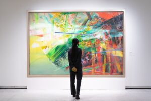 Yu Han Lien Instagram - /歷史博物館＿＿清翫雅集

一直很喜歡去歷史博物館看展覽
之前整修休館了一陣子
重新開放後
七十週年的歷史博物館室內變得更明亮了
最近去看了一個很精彩的展覽【清翫雅集】
由台灣頂尖收藏家們的收藏品聯合展出
有傳統書畫、器物、現代西畫、當代藝術等
與歷史博物館館藏的典藏範圍
融合得非常完美
展覽區域規劃和動線非常的流暢
從下午一點半看到五點半
／
在這裡看見了常玉早期的三幅畫作
和歷史博物館之前展出的常玉晚期作品色彩相比
是非常輕盈的色調從來沒看過這樣的常玉

還看到了草間彌生的南瓜
我剛好隨身攜帶我去東京草間彌生美術館買的南瓜口金包
立刻和這幅有半邊滑出去的南瓜合照
沒看過這麼活潑的南瓜
背面是無限的網還有經典的半邊南瓜結合了一點陽具系列作品感覺的形狀
都在這一幅私人收藏的草間彌生中

站在趙無極的畫前
只覺得震憾
有些許火星要竄出畫外的感覺

來到李希特抽像畫前
對每一層色彩的展現
相互交融各自展露精彩
想起之前在高雄看的展
看的是他畫的極寫實有如攝影照片的兩隻蠟燭
能同時擁有這兩種極端創作的藝術家
內心的延展性真的好寬闊

也看見了畢卡索比較少見的早期作品與典型晚期立體派的畫作
很愛的印象派雷諾瓦與莫內
還有一幅粉嫩色系的馬蒂斯
超大幅的陳澄波淡水老街
看著看著就像帶我穿越回淡水老街裡的外婆家一樣
廖繼春的野柳早晨
透著超粉紅的天空與水波好有歐洲的魔幻感
在展覽中遇見太多驚喜了
／
來到二樓
看見許多姿態有趣的雕像
大大小小的文物還有佛像
釉裡紅的可愛
木雕佛像的珍貴
水墨掛畫的許多細節
三樓是歷史博物館的常設展
四樓的餐廳可以用門票折抵四十元飲料
坐著休息一下
五樓有錢幣展
每層樓我都逛得好開心
待一整個下午
我的內心好雀躍
從小學來歷史博物館看展以來
從來沒有失望過
每次看完展心情都超好

◌◌◌◌◌◌◌◌◌◌
❑藏珍—清翫雅集卅周年慶收藏展❑
地       點｜國立歷史博物館1、2樓
展出期間｜即日起至 2025.03.23
開放時間｜週二至週日10:00-18:00 

展覽
@nmh_museum 
攝影
@_liyanjhen 
服裝
@greenlabelrelaxing.tw