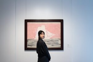 Yu Han Lien Instagram - /歷史博物館＿＿清翫雅集

一直很喜歡去歷史博物館看展覽
之前整修休館了一陣子
重新開放後
七十週年的歷史博物館室內變得更明亮了
最近去看了一個很精彩的展覽【清翫雅集】
由台灣頂尖收藏家們的收藏品聯合展出
有傳統書畫、器物、現代西畫、當代藝術等
與歷史博物館館藏的典藏範圍
融合得非常完美
展覽區域規劃和動線非常的流暢
從下午一點半看到五點半
／
在這裡看見了常玉早期的三幅畫作
和歷史博物館之前展出的常玉晚期作品色彩相比
是非常輕盈的色調從來沒看過這樣的常玉

還看到了草間彌生的南瓜
我剛好隨身攜帶我去東京草間彌生美術館買的南瓜口金包
立刻和這幅有半邊滑出去的南瓜合照
沒看過這麼活潑的南瓜
背面是無限的網還有經典的半邊南瓜結合了一點陽具系列作品感覺的形狀
都在這一幅私人收藏的草間彌生中

站在趙無極的畫前
只覺得震憾
有些許火星要竄出畫外的感覺

來到李希特抽像畫前
對每一層色彩的展現
相互交融各自展露精彩
想起之前在高雄看的展
看的是他畫的極寫實有如攝影照片的兩隻蠟燭
能同時擁有這兩種極端創作的藝術家
內心的延展性真的好寬闊

也看見了畢卡索比較少見的早期作品與典型晚期立體派的畫作
很愛的印象派雷諾瓦與莫內
還有一幅粉嫩色系的馬蒂斯
超大幅的陳澄波淡水老街
看著看著就像帶我穿越回淡水老街裡的外婆家一樣
廖繼春的野柳早晨
透著超粉紅的天空與水波好有歐洲的魔幻感
在展覽中遇見太多驚喜了
／
來到二樓
看見許多姿態有趣的雕像
大大小小的文物還有佛像
釉裡紅的可愛
木雕佛像的珍貴
水墨掛畫的許多細節
三樓是歷史博物館的常設展
四樓的餐廳可以用門票折抵四十元飲料
坐著休息一下
五樓有錢幣展
每層樓我都逛得好開心
待一整個下午
我的內心好雀躍
從小學來歷史博物館看展以來
從來沒有失望過
每次看完展心情都超好

◌◌◌◌◌◌◌◌◌◌
❑藏珍—清翫雅集卅周年慶收藏展❑
地       點｜國立歷史博物館1、2樓
展出期間｜即日起至 2025.03.23
開放時間｜週二至週日10:00-18:00 

展覽
@nmh_museum 
攝影
@_liyanjhen 
服裝
@greenlabelrelaxing.tw