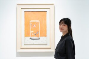 Yu Han Lien Instagram - /歷史博物館＿＿清翫雅集

一直很喜歡去歷史博物館看展覽
之前整修休館了一陣子
重新開放後
七十週年的歷史博物館室內變得更明亮了
最近去看了一個很精彩的展覽【清翫雅集】
由台灣頂尖收藏家們的收藏品聯合展出
有傳統書畫、器物、現代西畫、當代藝術等
與歷史博物館館藏的典藏範圍
融合得非常完美
展覽區域規劃和動線非常的流暢
從下午一點半看到五點半
／
在這裡看見了常玉早期的三幅畫作
和歷史博物館之前展出的常玉晚期作品色彩相比
是非常輕盈的色調從來沒看過這樣的常玉

還看到了草間彌生的南瓜
我剛好隨身攜帶我去東京草間彌生美術館買的南瓜口金包
立刻和這幅有半邊滑出去的南瓜合照
沒看過這麼活潑的南瓜
背面是無限的網還有經典的半邊南瓜結合了一點陽具系列作品感覺的形狀
都在這一幅私人收藏的草間彌生中

站在趙無極的畫前
只覺得震憾
有些許火星要竄出畫外的感覺

來到李希特抽像畫前
對每一層色彩的展現
相互交融各自展露精彩
想起之前在高雄看的展
看的是他畫的極寫實有如攝影照片的兩隻蠟燭
能同時擁有這兩種極端創作的藝術家
內心的延展性真的好寬闊

也看見了畢卡索比較少見的早期作品與典型晚期立體派的畫作
很愛的印象派雷諾瓦與莫內
還有一幅粉嫩色系的馬蒂斯
超大幅的陳澄波淡水老街
看著看著就像帶我穿越回淡水老街裡的外婆家一樣
廖繼春的野柳早晨
透著超粉紅的天空與水波好有歐洲的魔幻感
在展覽中遇見太多驚喜了
／
來到二樓
看見許多姿態有趣的雕像
大大小小的文物還有佛像
釉裡紅的可愛
木雕佛像的珍貴
水墨掛畫的許多細節
三樓是歷史博物館的常設展
四樓的餐廳可以用門票折抵四十元飲料
坐著休息一下
五樓有錢幣展
每層樓我都逛得好開心
待一整個下午
我的內心好雀躍
從小學來歷史博物館看展以來
從來沒有失望過
每次看完展心情都超好

◌◌◌◌◌◌◌◌◌◌
❑藏珍—清翫雅集卅周年慶收藏展❑
地       點｜國立歷史博物館1、2樓
展出期間｜即日起至 2025.03.23
開放時間｜週二至週日10:00-18:00 

展覽
@nmh_museum 
攝影
@_liyanjhen 
服裝
@greenlabelrelaxing.tw